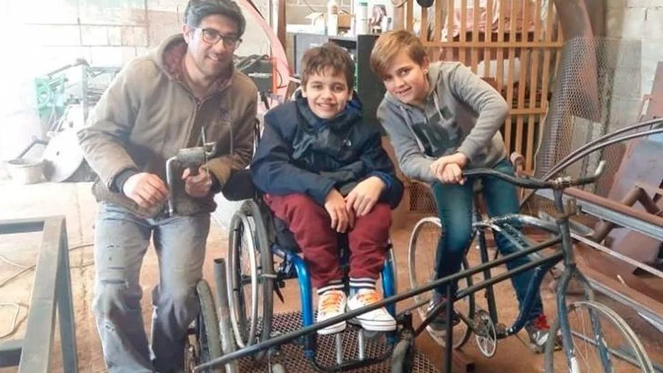 Tributo a la amistad: fabricó una bici para llevar a pasear a su amigo en silla de ruedas
