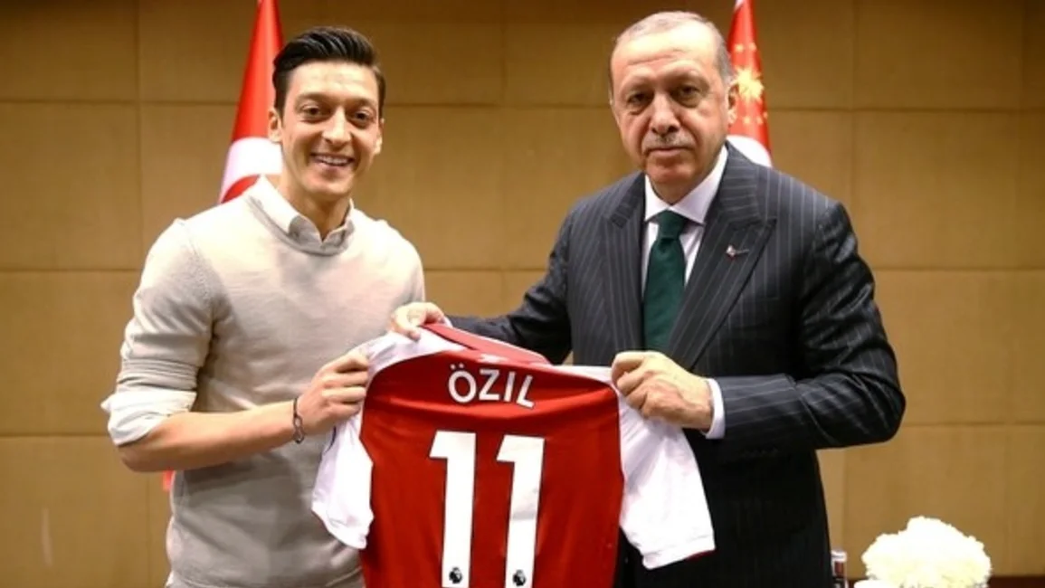 Ozil se retiró de la selección de Alemania en medio de un escándalo