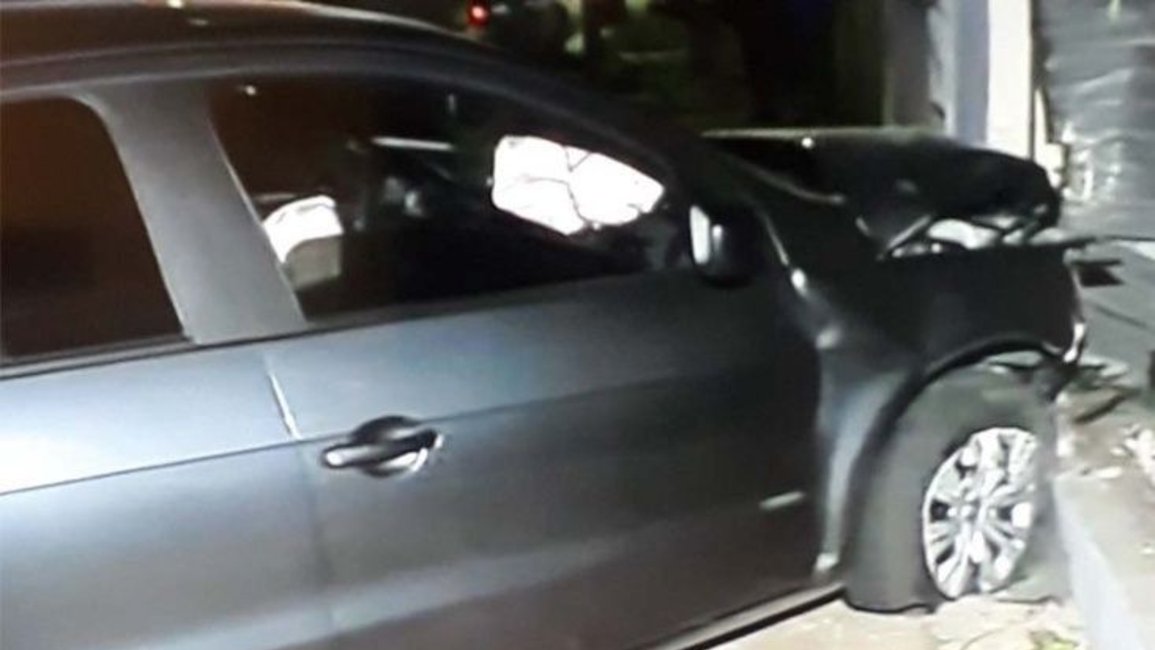 Le pidió matrimonio a su novia mientras manejaba y chocó contra un comercio