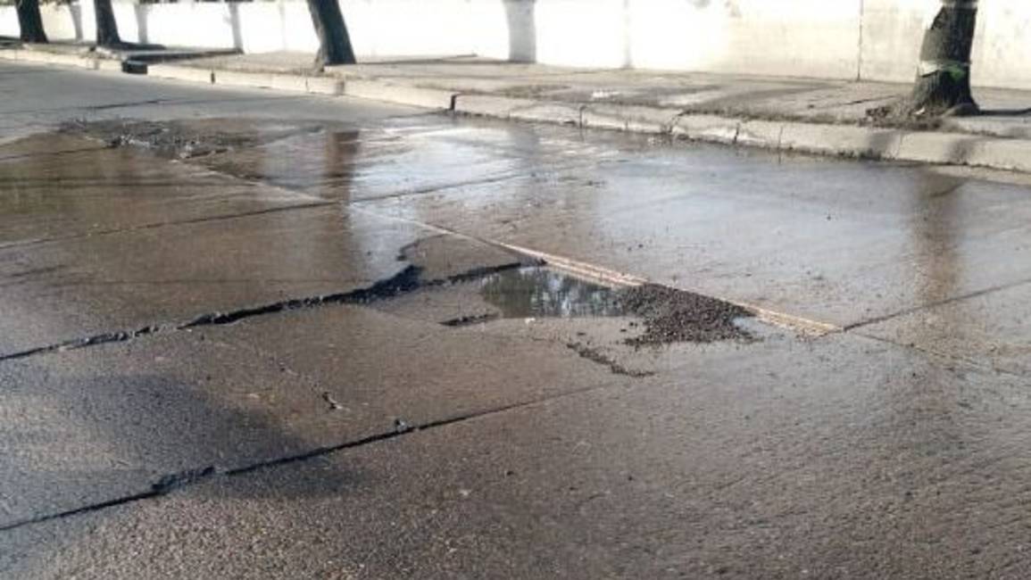 Se rompió una parte de la colectora cloacal de la avenida Yrigoyen y está colapsando  