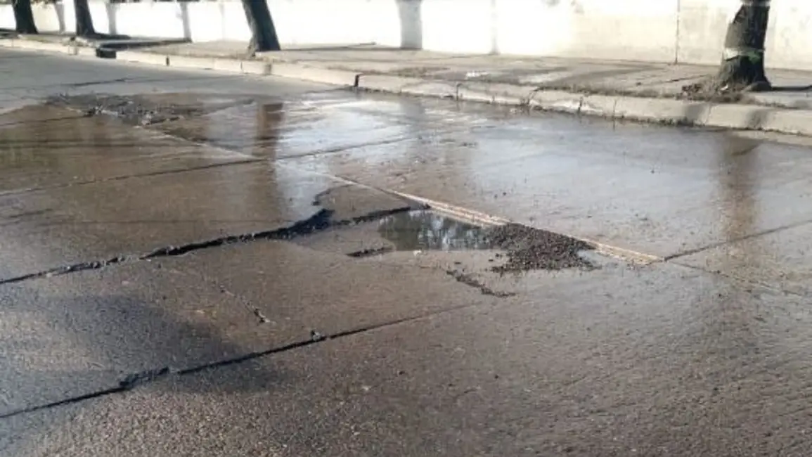 Se rompió una parte de la colectora cloacal de la avenida Yrigoyen y está colapsando  