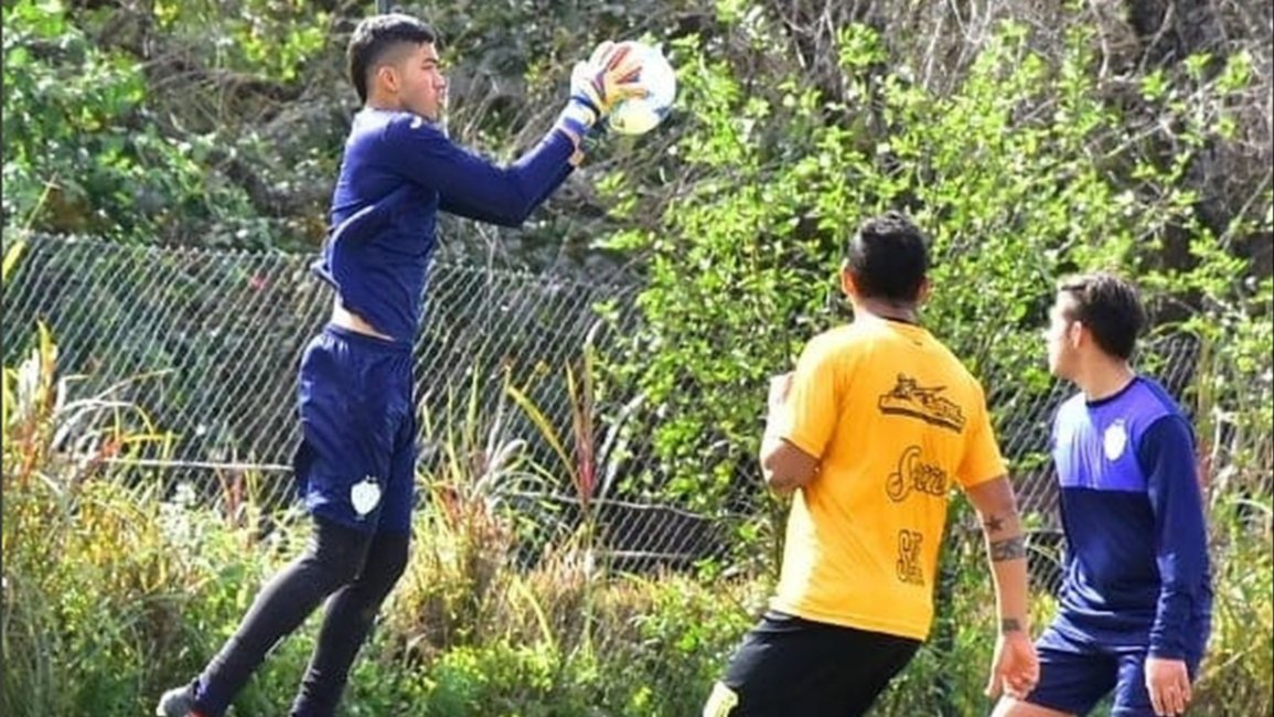 El Tano Riggio observa a los chicos del albo