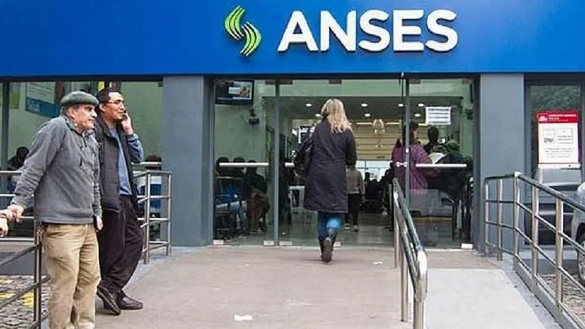 Gobierno achicó el techo para cobrar asignaciones familiares y eliminó beneficios en algunas provincias
