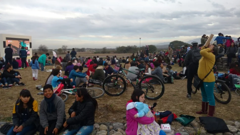 Con un cielo nublado, cientos de personas siguieron el eclipse desde el Parque Bicentenario 