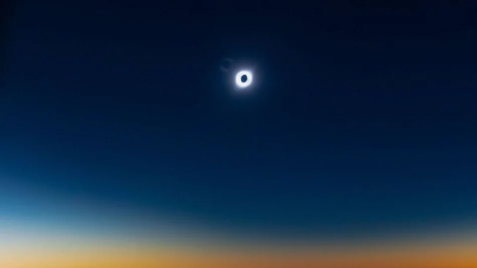 Un piloto cambió el horario de vuelo y pasajeros vieron el eclipse desde el aire
