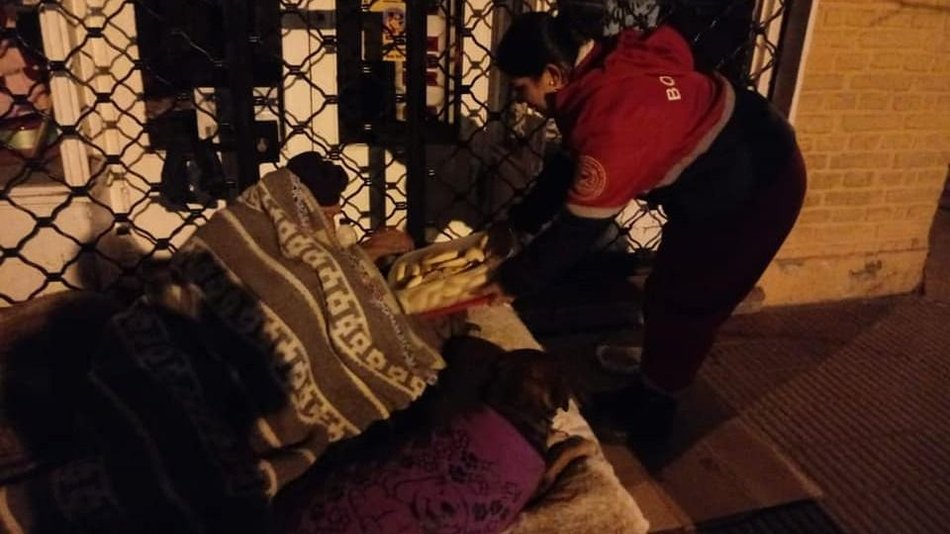Bomberos Voluntarios salen en las noches a abrigar a los sin techo: cómo ayudar