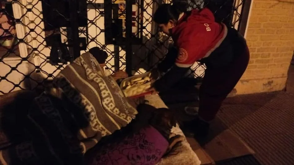 Bomberos Voluntarios salen en las noches a abrigar a los sin techo: cómo ayudar