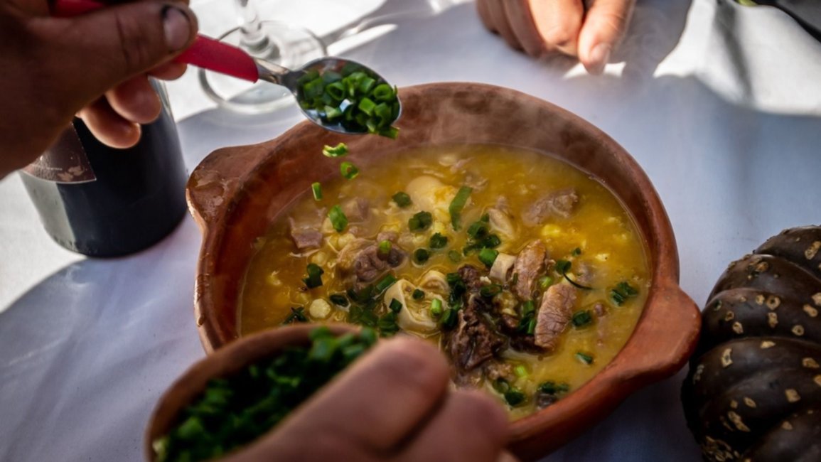 VIDEO. En el Día de la Independencia, a los salteños no les puede faltar un locro bien pulsudo 
