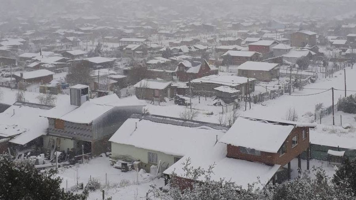 VIDEO. Por la intensa nevada cancelan vuelos en Bariloche