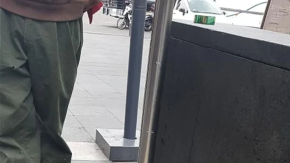 Vende chicles en la calle para que su perro no pase hambre