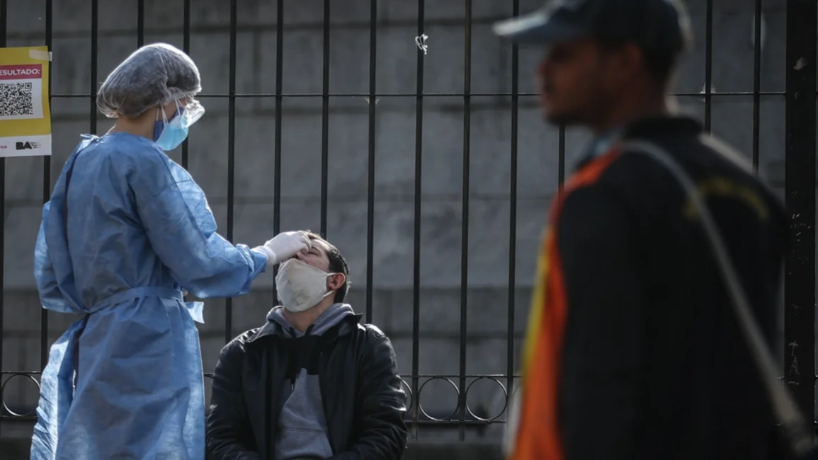  Aceleran la  segunda dosis  para mayores  de 40 años