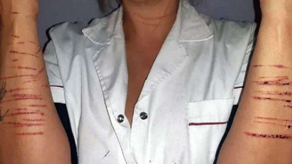Una mujer frenó en un semáforo y un hombre se le metió en el auto para violarla