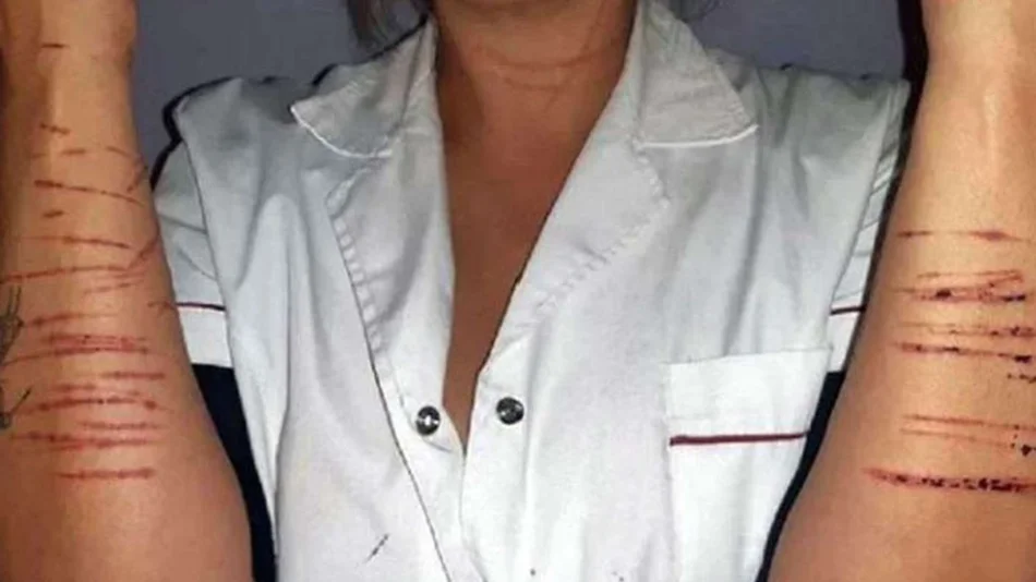 Una mujer frenó en un semáforo y un hombre se le metió en el auto para violarla