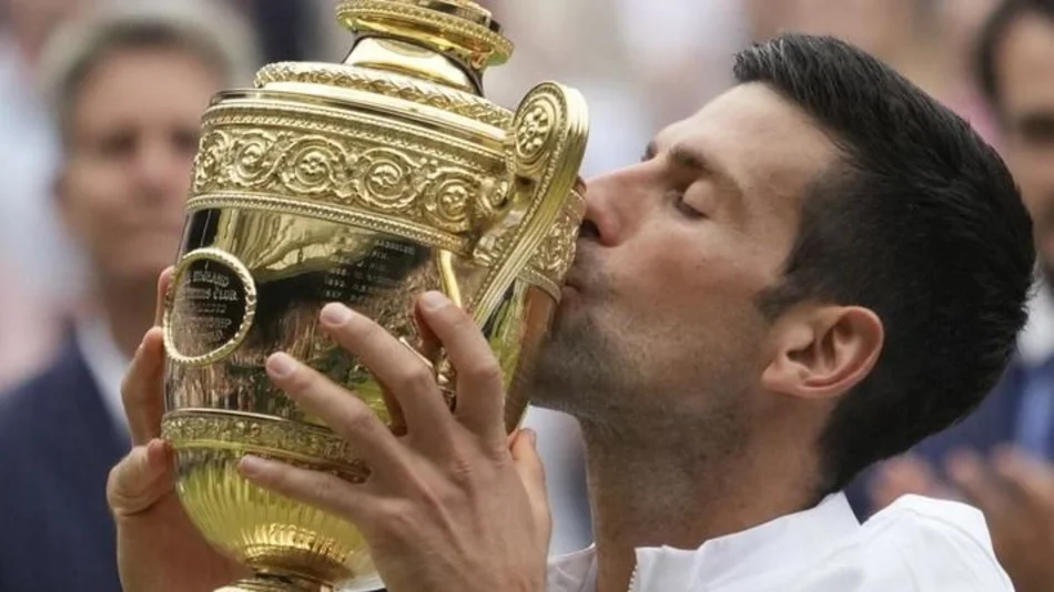 Djokovic conquistó Wimbledon y alcanzó a Federer y Nadal con 20 títulos de Grand Slam
