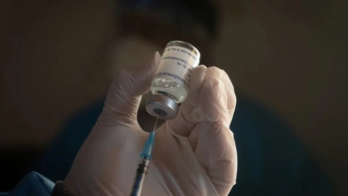 VIDEO. Una mujer fue vacunada contra el coronavirus con una jeringa vacía