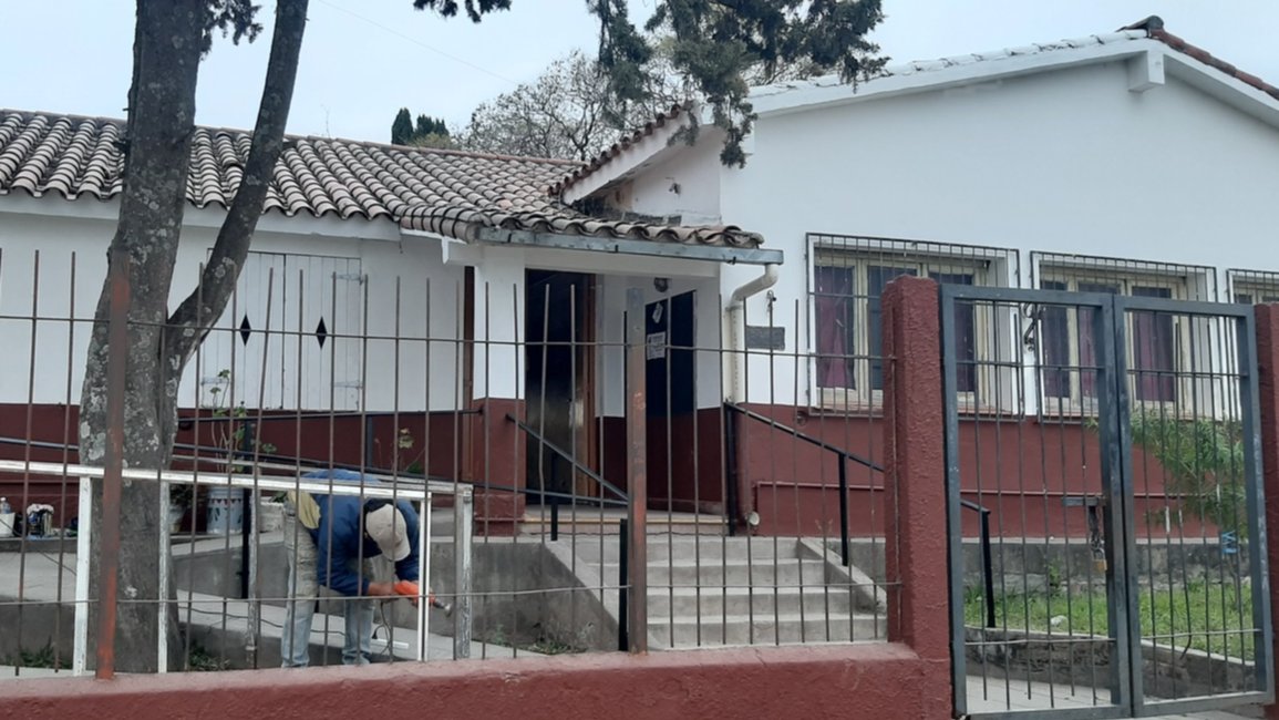 Vecinos pintan la escuela con los colores del poncho salteño