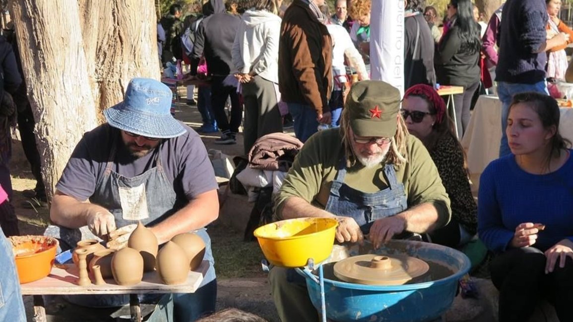 San Carlos: En estas vacaciones, nada como ir al Barro Calchaquí, la  fiesta de la arcilla