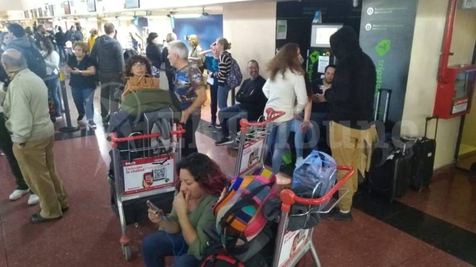 VIDEO. Malestar e indignación de cientos de pasajeros varados en el Aeropuerto de Salta 
