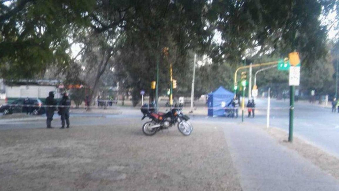 Fatal colisión entre un auto y una motocicleta enfrente del teleférico
