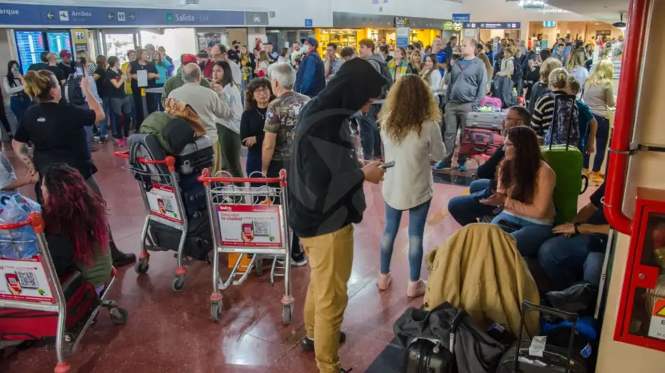Cientos de pasajeros varados y sin respuestas en el aeropuerto de Salta