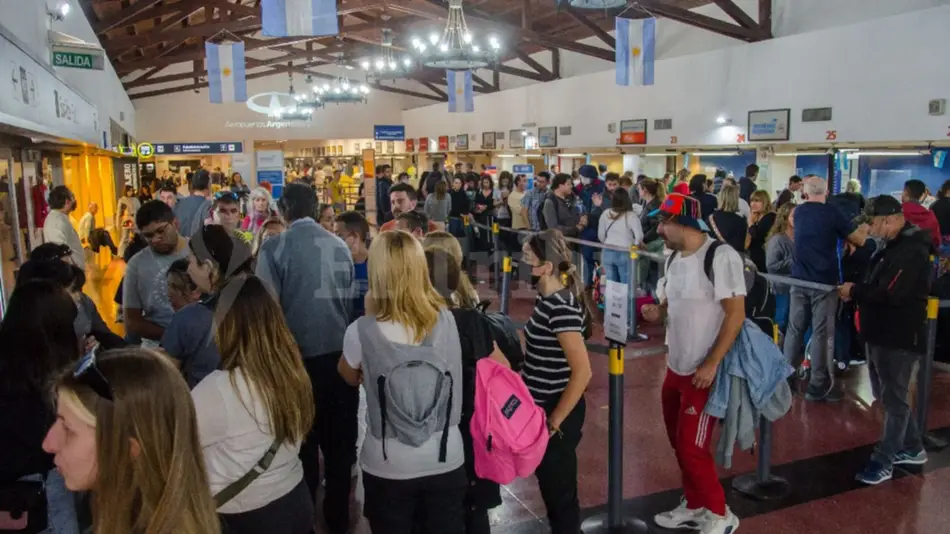 Tras un día caótico en el aeropuerto se reprogramaron vuelos y algunos pasajeros seguían varados