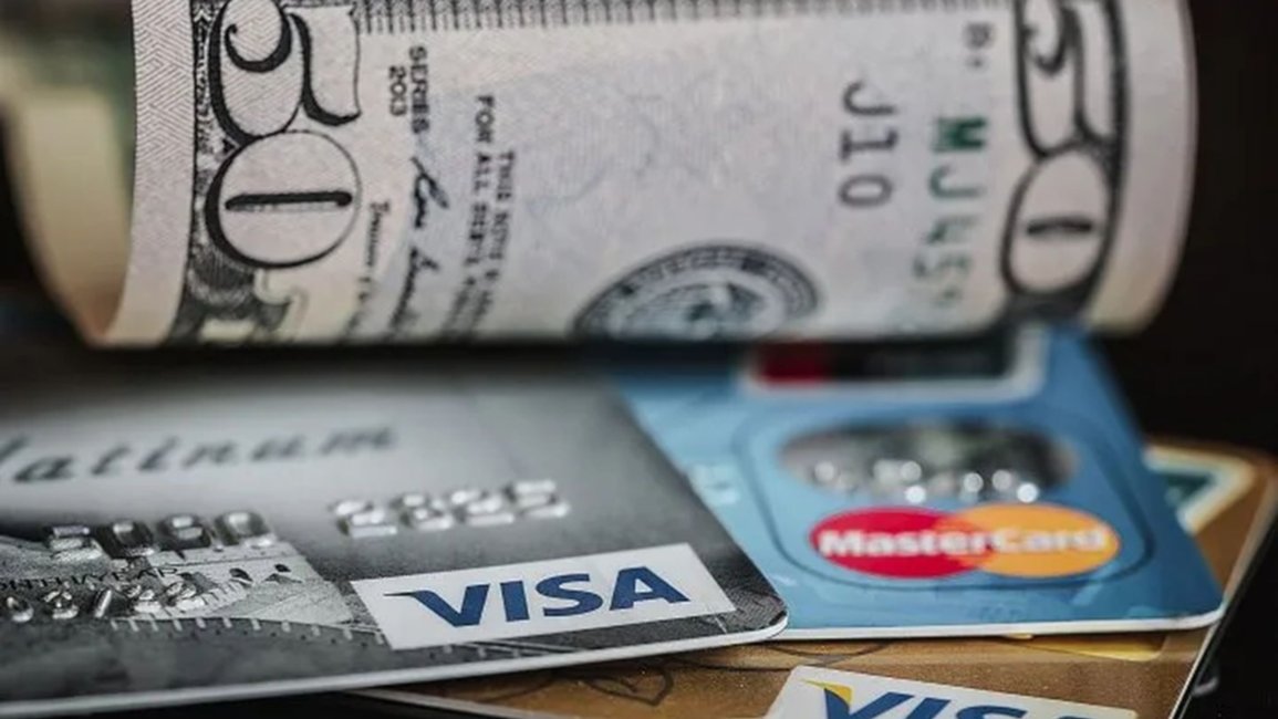 Tarjetas de crédito: aumentan la tasa de interés para compras mayores a 200 dólares