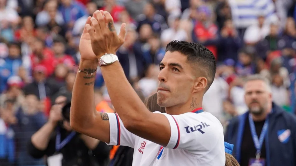 Locura y devoción por Luis Suárez en su regreso a Nacional de Uruguay