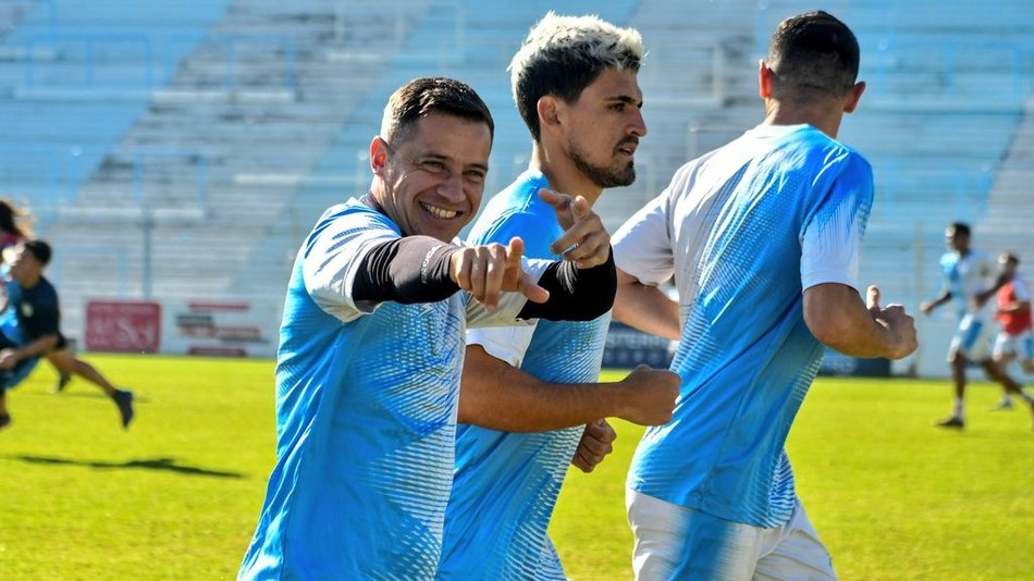 Forestello comienza a definir el once albo
