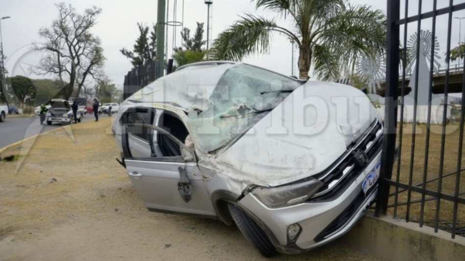 De película: volcó, se estrelló con un auto robado contra las rejas de la rotonda de Limache y se fugó