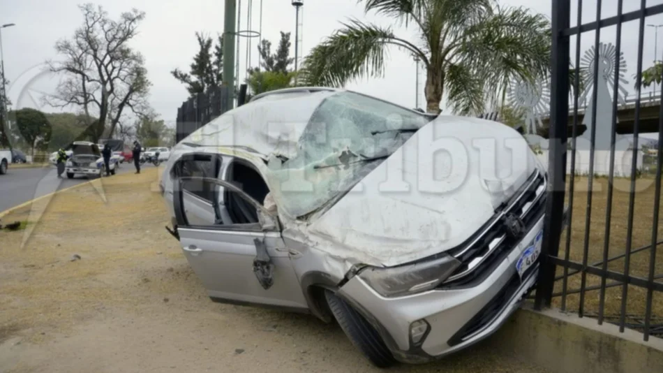 De película: volcó, se estrelló con un auto robado contra las rejas de la rotonda de Limache y se fugó