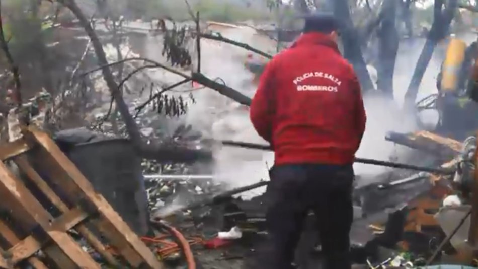 Bomberos debieron actuar de urgencia en un incendio en el terreno del patio de una casa