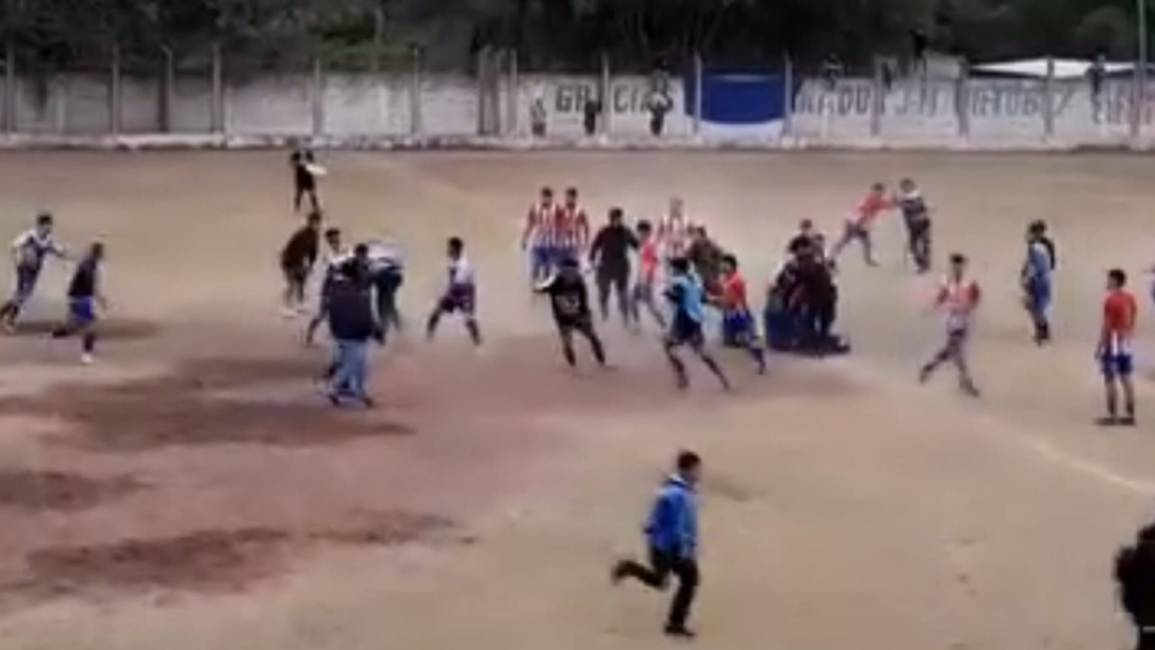 VIDEO. Batalla campal en un partido de fútbol en Urundel
