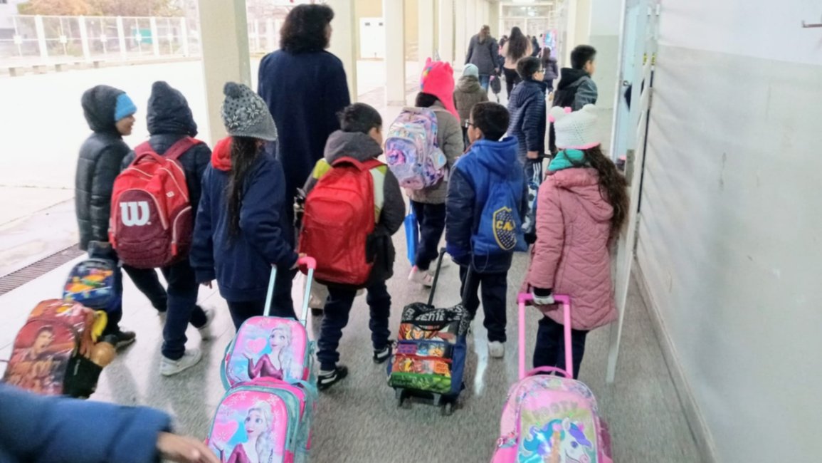 Congestión en el tránsito y entusiasmo de los alumnos en el regreso a clases
