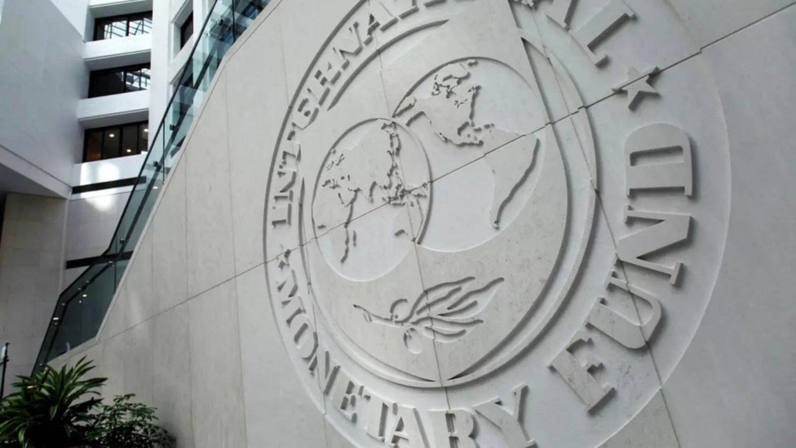 Acuerdo con el fondo: ajustes salariales y suba de tarifas 