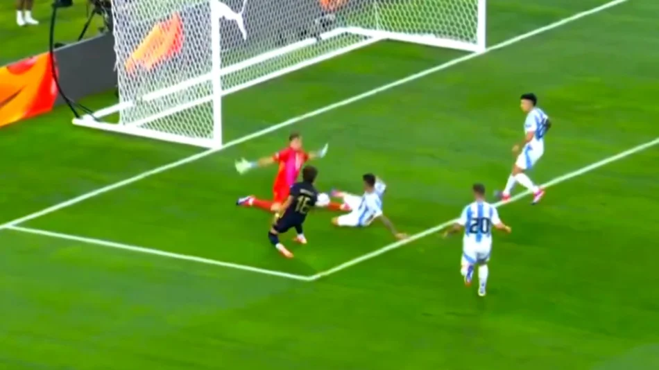 VIDEO. La gran tapada del Dibu Martínez cuando el partido estaba 0 a 0 contra Ecuador