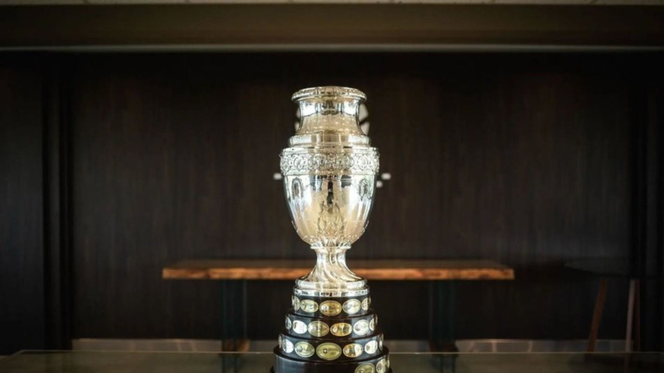 VIDEO. Dos grandes leyendas del fútbol argentino ingresaron el trofeo de la Copa América