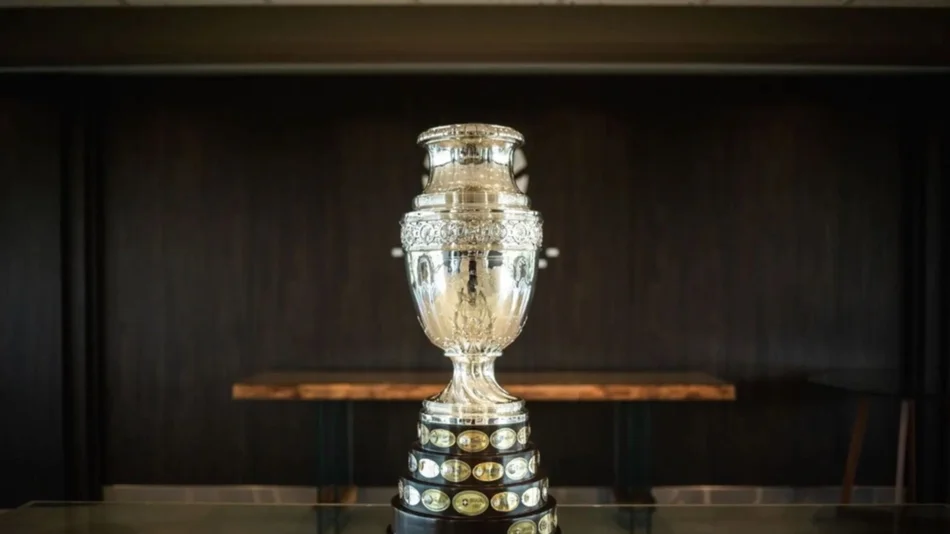 VIDEO. Dos grandes leyendas del fútbol argentino ingresaron el trofeo de la Copa América