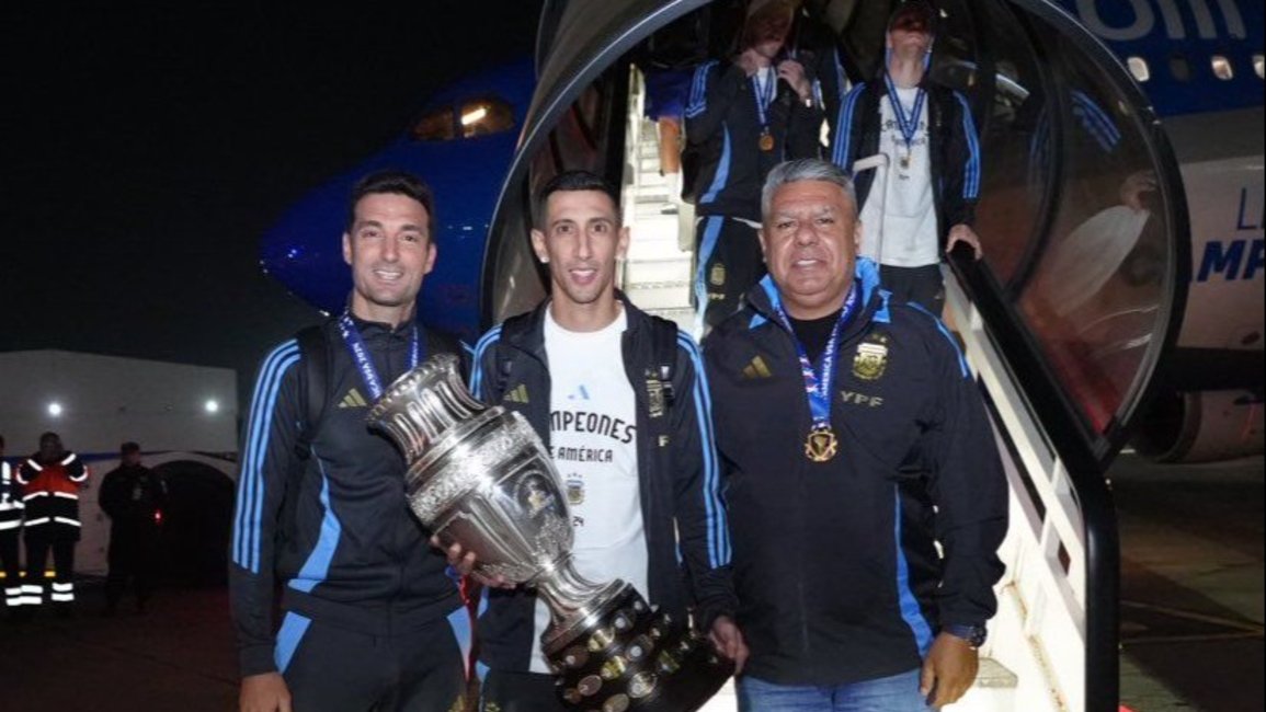 VIDEO. La Selección argentina, bicampeona de América, ya está en el país