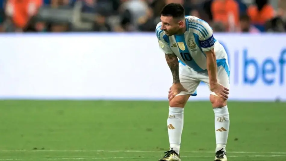 Messi sufrió una lesión ligamentaria en el tobillo derecho