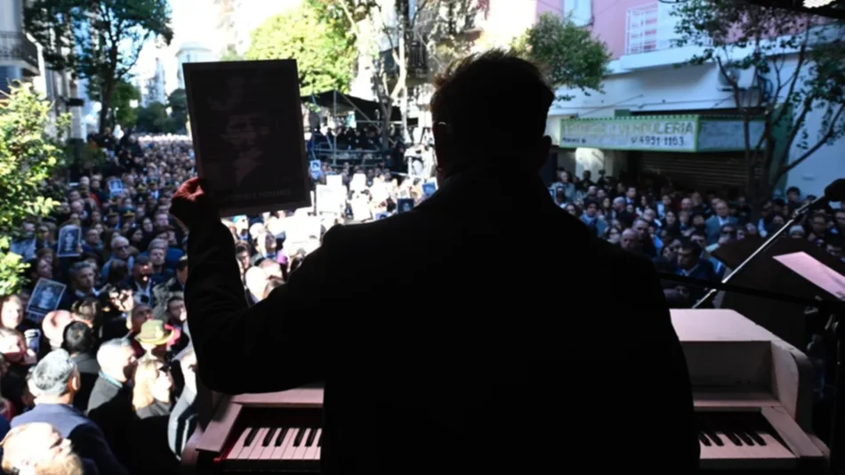 Axel cantó en el acto por el 30 anviersario del atentado a la AMIA: "Fue movilizante y conmovedor"