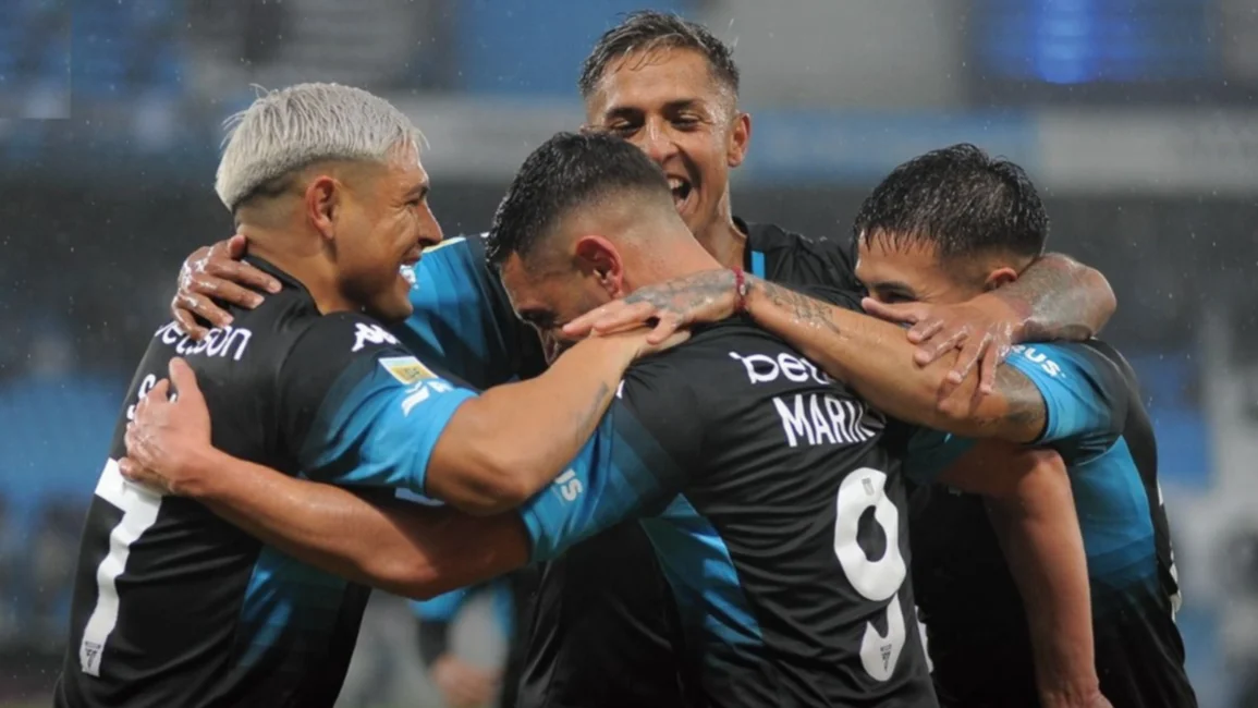 VIDEOS. Racing volvió con todo, goleó a Godoy Cruz y quedó a un punto de la cima