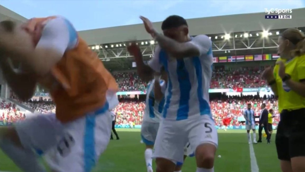 Escandaloso final: tiraron una bomba de estruendo al banco de Argentina tras el gol de Medina