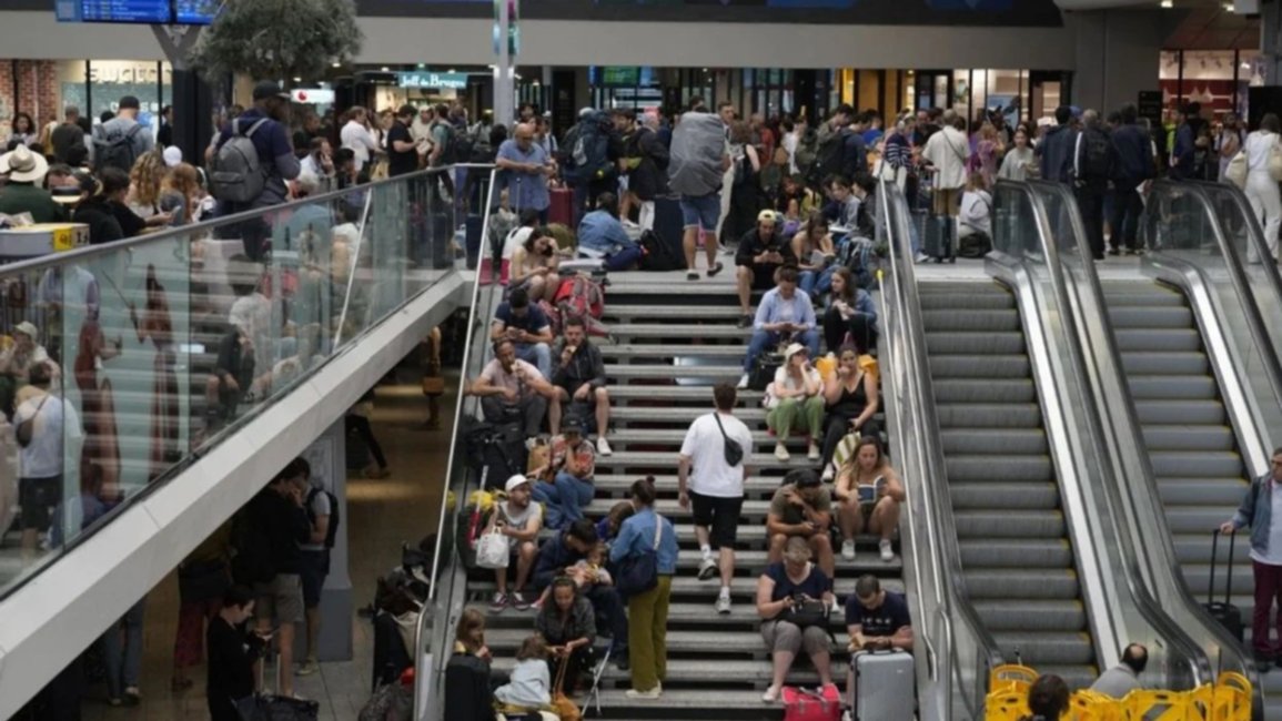Tensión en Francia: trenes cancelados y denuncia de sabotaje previo a la ceremonia de los Juegos Olímpicos