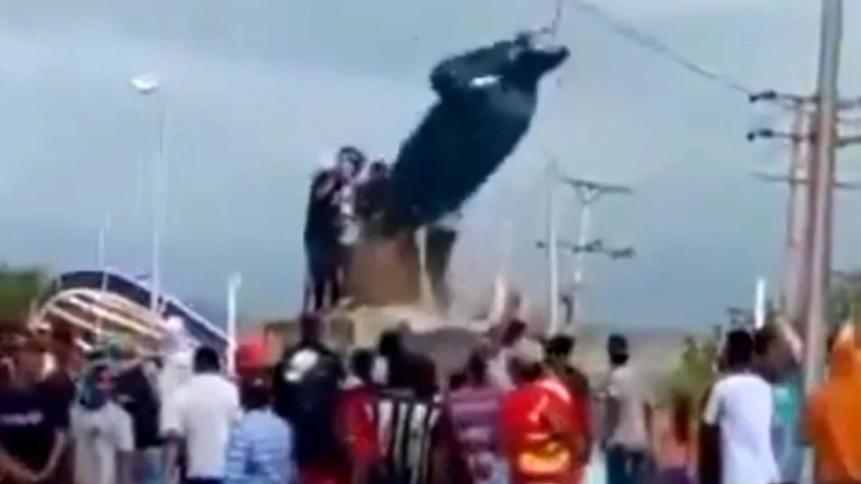 VIDEO. Venezolanos derribaron estatuas de Chávez en protestas contra el resultado de las elecciones