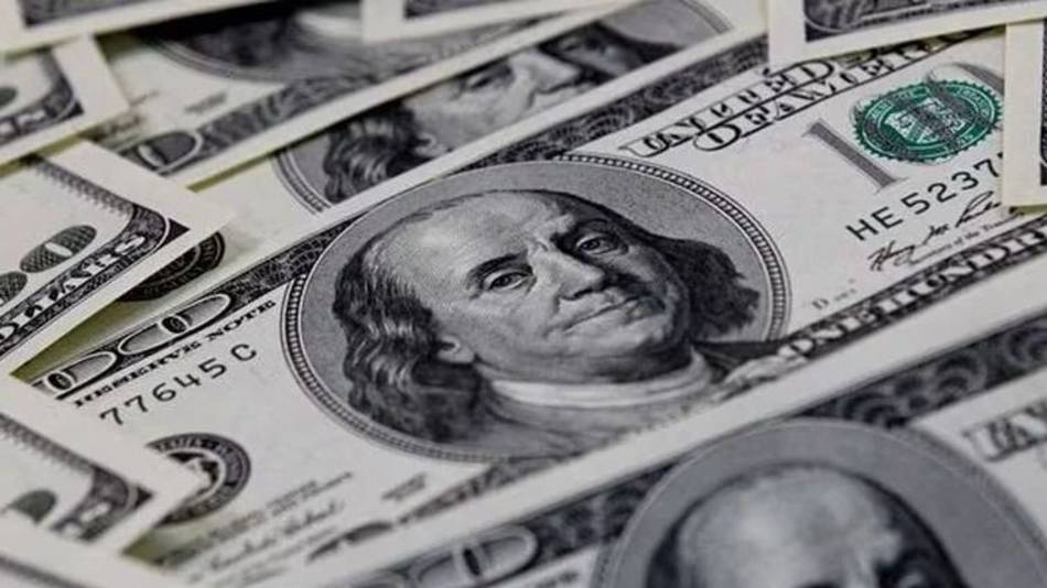 La demanda de dólares se disparó a niveles récord en la era Milei y obligó a más ventas del Banco Central