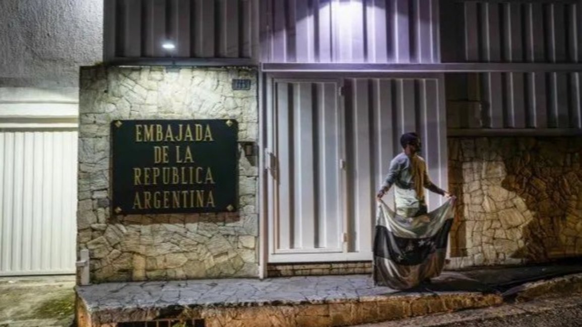 Crece la tensión: Maduro le cortó la luz a la Embajada de Argentina en Venezuela, donde se asilan seis opositores