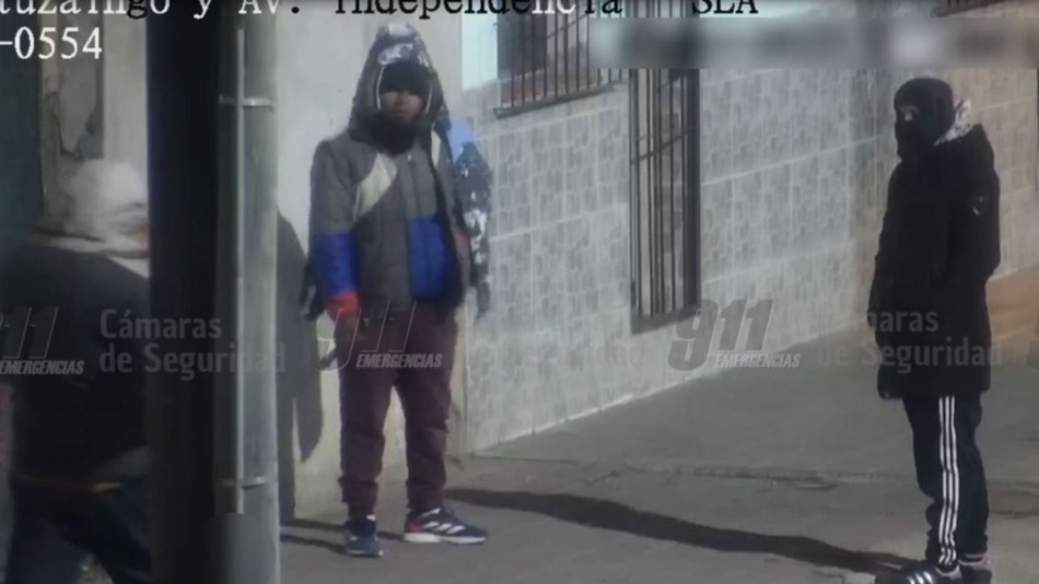 VIDEO. Los captó una cámara del 911 mientras intentaban robar en una parada de colectivos