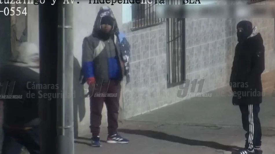 VIDEO. Los captó una cámara del 911 mientras intentaban robar en una parada de colectivos