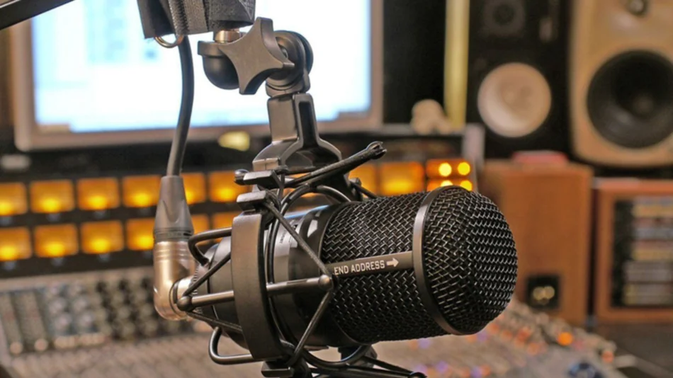 Hoy es el Día del Locutor: voces que abrigan, emocionan y acompañan