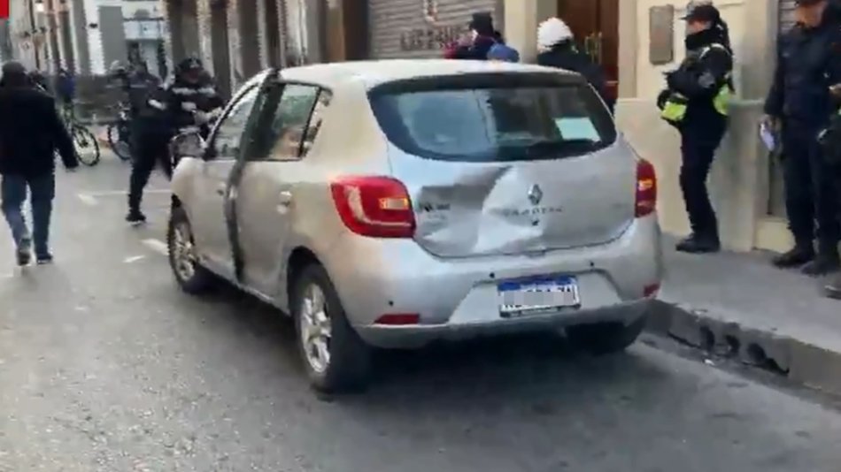 Abrió la puerta de su auto sin mirar y un motociclista terminó en el hospital